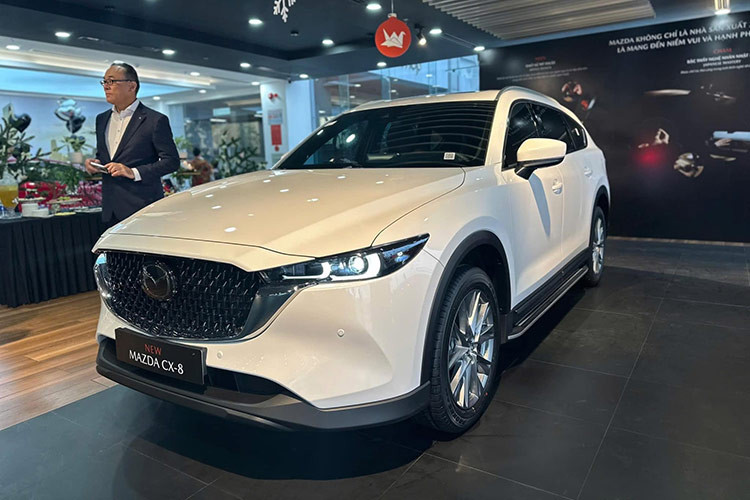 Mazda CX-8 2025 không chỉ đơn thuần là một chiếc SUV hạng trung mà còn là sự kết hợp hoàn hảo giữa thiết kế sang trọng, công nghệ hiện đại và hiệu suất mạnh mẽ. Với những nâng cấp về ngoại thất, nội thất và tính năng an toàn, phiên bản mới này hứa hẹn sẽ tiếp tục là sự lựa chọn hàng đầu của những khách hàng yêu thích sự tinh tế và mạnh mẽ.