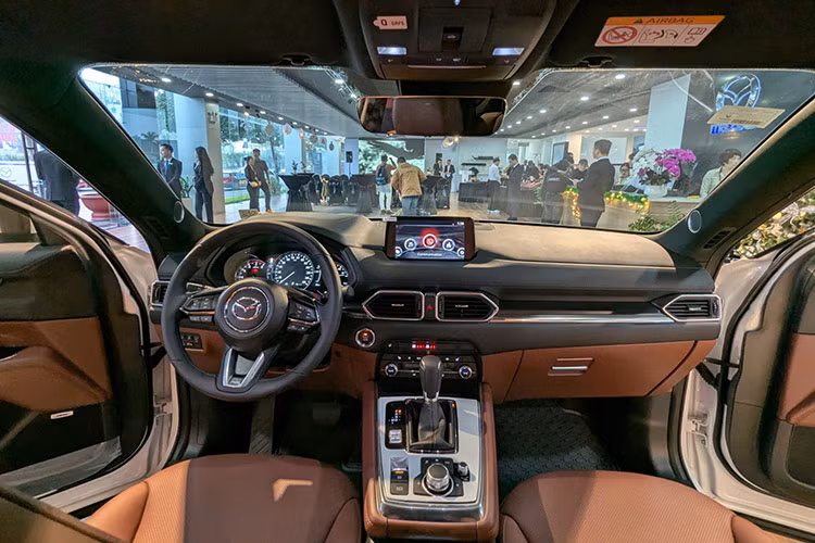 Không gian nội thất của Mazda CX-8 2025 vẫn được chú trọng với trang bị cao cấp và không gian rộng rãi. Xe sở hữu nội thất da Nappa màu nâu đỏ Chroma Brown nổi bật mang đến vẻ đẹp sang trọng và cảm giác thoải mái cho cả người lái và hành khách. Mazda CX-8 2025 trang bị đầy đủ các công nghệ an toàn và tiện ích.