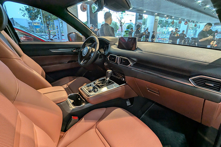 Đáng chú ý nhất là gói an toàn thông minh i-Activsense, bao gồm các tính năng hỗ trợ lái thông minh hàng đầu phân khúc như Hệ thống hỗ trợ lái trên đường cao tốc và kẹt xe Cruising &amp; Traffic Support. Những công nghệ này không chỉ giúp tăng cường sự an toàn cho người lái mà còn mang lại cảm giác yên tâm khi di chuyển trong mọi tình huống giao thông.