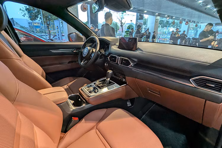 Đáng chú ý nhất là gói an toàn thông minh i-Activsense, bao gồm các tính năng hỗ trợ lái thông minh hàng đầu phân khúc như Hệ thống hỗ trợ lái trên đường cao tốc và kẹt xe Cruising &amp; Traffic Support. Những công nghệ này không chỉ giúp tăng cường sự an toàn cho người lái mà còn mang lại cảm giác yên tâm khi di chuyển trong mọi tình huống giao thông.