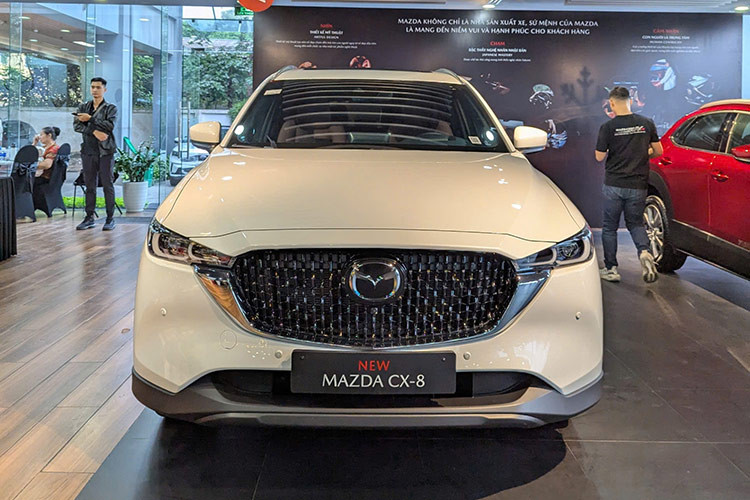 Cụm đèn pha tích hợp dải đèn LED ban ngày hình chữ L thanh mảnh không chỉ mang lại hiệu ứng ánh sáng hiện đại mà còn giúp tăng cường sự nhận diện cho chiếc xe trên đường. 