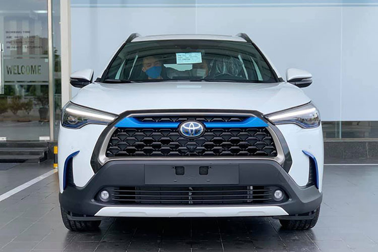 Kết thúc tháng 2/2023, Toyota Corolla Cross đạt doanh số 1.085 xe, tăng 25% so với tháng trước. Doanh số này khiến mẫu xe ăn khách nhất của Toyota này tăng 1 bậc trong top xe bán chạy. Toyota Corolla Cross được Toyota Việt Nam phân phối 3 phiên bản, trong đó có cả bản hybrid.