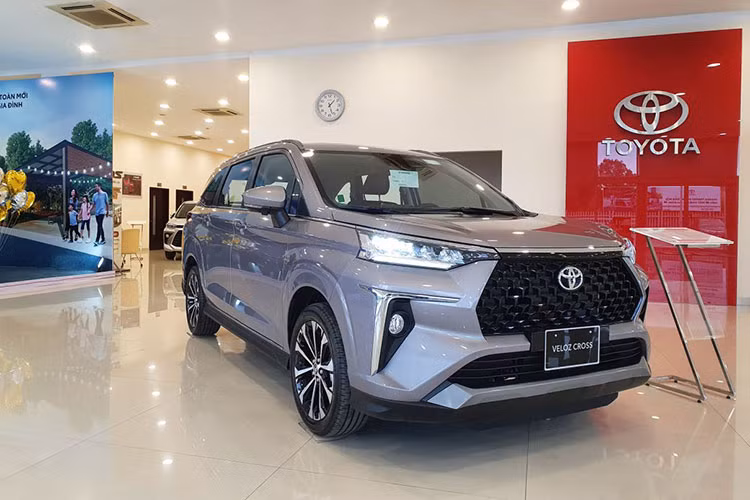 Tháng 2 vừa qua, doanh số Toyota Veloz Cross đạt 911 xe, tăng trưởng 343 xe so với tháng trước. Tính lũy kế 2 tháng đầu năm 2023, mẫu xe này bán được 1.479 xe. Veloz Cross đang được giới thiệu với 2 phiên bản là CVT và TOP, đều sử dụng động cơ 1.5L kết hợp với hộp số tự động CVT.