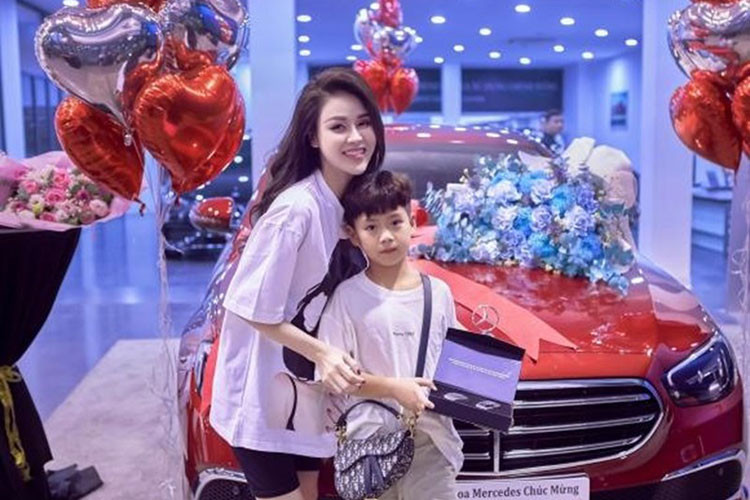 Việc nữ diễn viên sinh năm 1990 quê Tuyên Quang bỏ ra số tiền 2,47 tỷ đồng để sở hữu một chiếc Mercedes-Benz E200 Exclusive 2022 là điều hoàn toàn có thể với tần suất làm việc dày đặc như vậy. Chiếc Mercedes-Benz E200 Exclusive của Lương Thu Trang có ngoại thất sơn màu đỏ, đi kèm nhiều chi tiết mạ chrome ở ngoại thất để tăng vẻ sang trọng.