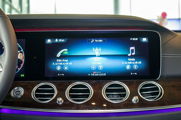 Cung cấp sức mạnh cho mẫu xế hộp E200 Exclusive 2022 tiền tỷ này là động cơ I4 2.0L sản sinh công suất tối đa 197 mã lực và mô-men xoắn cực đại 320 Nm, đi kèm với hộp số tự động 9 cấp và hệ dẫn động cầu sau. Nhờ đó, xe có khả năng bứt tốc 0-100 km/h chỉ trong 7,4 giây trước khi đạt vận tốc tối đa 240 km/h.