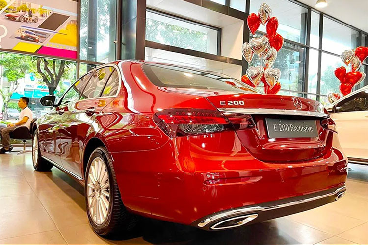 Giá xe Mercedes-Benz E 200 Exclusive 2022 chính hãng tại Việt Nam hiện đang được được niêm yết ở mức 2,470 tỷ đồng. Đây sẽ là đối thủ của Lexus ES 250, BMW 5-Series...