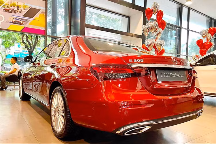 Giá xe Mercedes-Benz E 200 Exclusive 2022 chính hãng tại Việt Nam hiện đang được được niêm yết ở mức 2,470 tỷ đồng. Đây sẽ là đối thủ của Lexus ES 250, BMW 5-Series...