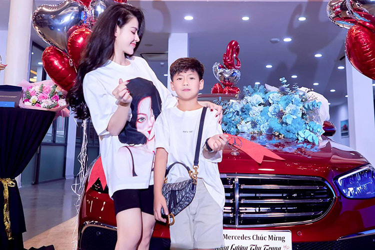 Mới đây trên trang cá nhân, diễn viên Lương Thu Trang đã đăng tải hình ảnh cùng con trai đến nhận chiếc Mercedes-Benz E200 Exclusive 2022 hạng sang vừa mua. Đây là dịp hiếm hoi nữ diễn viên này đăng tải hình ảnh tự tay tậu chiếc sedan tiền tỷ, bởi trước đó cô rất ít khi chia sẻ những hình ảnh check in sang chảnh mà chủ yếu là những bức hình đời sống bình thường.