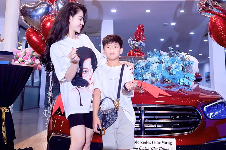 Mới đây trên trang cá nhân, diễn viên Lương Thu Trang đã đăng tải hình ảnh cùng con trai đến nhận chiếc Mercedes-Benz E200 Exclusive 2022 hạng sang vừa mua. Đây là dịp hiếm hoi nữ diễn viên này đăng tải hình ảnh tự tay tậu chiếc sedan tiền tỷ, bởi trước đó cô rất ít khi chia sẻ những hình ảnh check in sang chảnh mà chủ yếu là những bức hình đời sống bình thường.