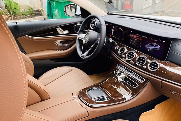 Mercedes-Benz E200 Exclusive đời 2022 sở hữu ngôn ngữ thiết kế Sensual Purity 2.0 mang đến diện mạo thon gọn, cá tính hơn cho xe. Cụm đèn hậu khá giống với S-Class là điểm cộng được nhiều người thích ở E-Class mới. Kích thước chiều dài × rộng × cao của E200 Exclusive 2022 lần lượt là 4.930 × 1.852 × 1.468 mm cùng chiều dài cơ sở 2.939 mm.