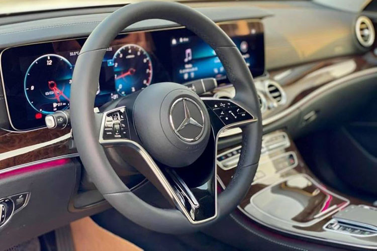 Nội thất E200 Exclusive 2022 không thay đổi quá nhiều, với sự sang trọng vốn có ở dòng xe này. Vật liệu da Nappa và gỗ được sử dụng rộng rãi, kết hợp cùng hợp kim nhôm sáng bóng. Đèn viền nội thất có thể điều chỉnh 64 màu khác nhau cùng sắc độ sáng có thể thay đổi. Hệ thống thông tin giải trỉ MBUX kích thước 12,3 inch, điều khiển bằng giọng nói. Ngoài ra còn có hệ thống âm thanh Burmester cao cấp....