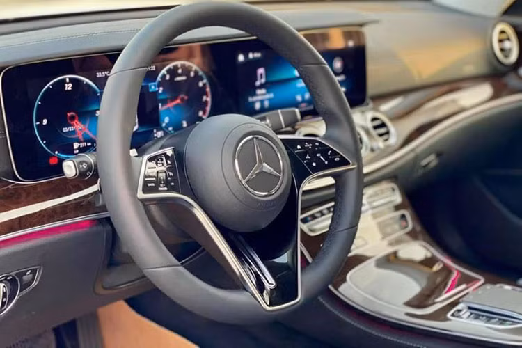 Nội thất E200 Exclusive 2022 không thay đổi quá nhiều, với sự sang trọng vốn có ở dòng xe này. Vật liệu da Nappa và gỗ được sử dụng rộng rãi, kết hợp cùng hợp kim nhôm sáng bóng. Đèn viền nội thất có thể điều chỉnh 64 màu khác nhau cùng sắc độ sáng có thể thay đổi. Hệ thống thông tin giải trỉ MBUX kích thước 12,3 inch, điều khiển bằng giọng nói. Ngoài ra còn có hệ thống âm thanh Burmester cao cấp....