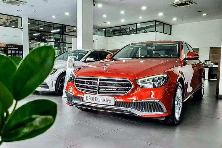 Ngoài diễn viên Lương Thu Trang, nhiều ngôi sao, diễn viên nổi tiếng tại Việt Nam cũng đang sở hữu các mẫu sedan, CUV hay SUV đến từ thương hiệu "ngôi sao ba cánh" như ca sĩ Sơn Tùng M-TP, Hiền Hồ, diễn viên hài Trấn Thành, Trường Giang, Chí Trung, Hot girl Sam, Midu, diễn viên Bảo Thanh, ca sĩ Minh Hằng,…