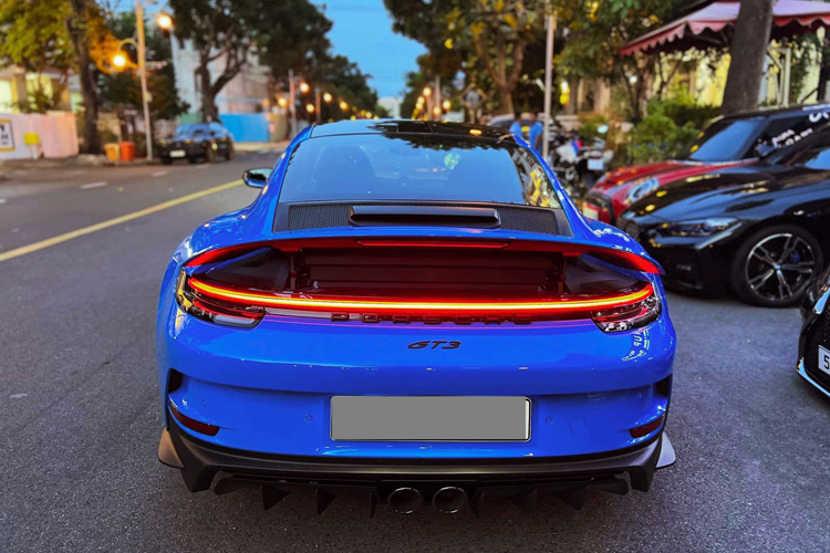 Đó là 1 doanh nhân kín tiếng, và trong hình ảnh mới đây, cho thấy chiếc Porsche 911 GT3 hàng hiếm này đã được trang bị thêm 1 vật bất ly thân với chủ xe, đó là đệm lót ghế khá lạ lẫm.