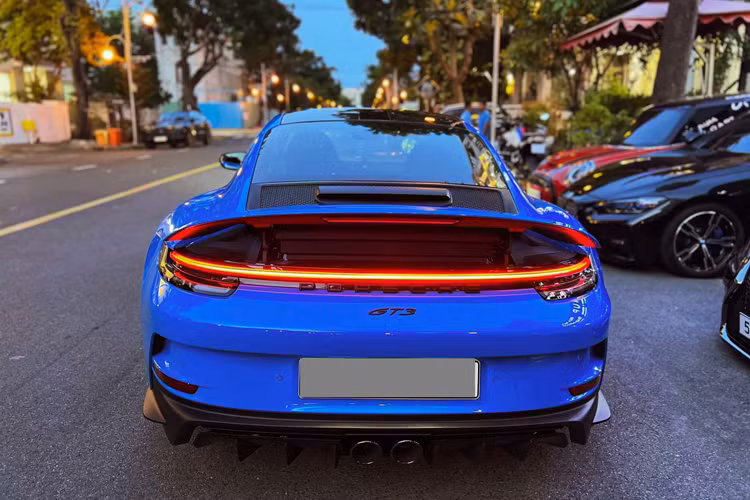 Đó là 1 doanh nhân kín tiếng, và trong hình ảnh mới đây, cho thấy chiếc Porsche 911 GT3 hàng hiếm này đã được trang bị thêm 1 vật bất ly thân với chủ xe, đó là đệm lót ghế khá lạ lẫm.