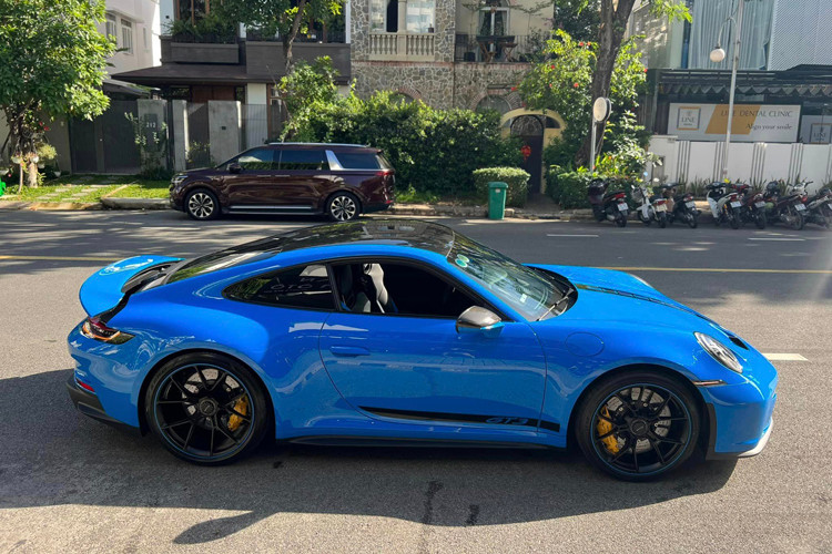 Phiên bản Porsche 911 GT3 992 này được trang bị hộp số 7 tốc độ PDK chỉ mất thời gian 3,7 giây để tăng tốc từ vị trí xuất phát lên 100 km/h. Vận tốc tối đa trên bản sử dụng số tự động là 318 km/h. 