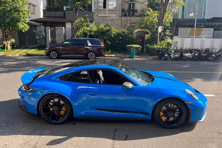 Phiên bản Porsche 911 GT3 992 này được trang bị hộp số 7 tốc độ PDK chỉ mất thời gian 3,7 giây để tăng tốc từ vị trí xuất phát lên 100 km/h. Vận tốc tối đa trên bản sử dụng số tự động là 318 km/h. 