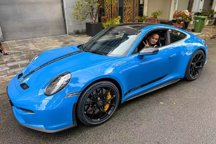 Sau 1 thời gian sở hữu của Cường Đô la bán Porsche 911 GT3 hàng hiếm cho 1 thương lái. Và sau nhiều tháng rao bán không có ai mua, chiếc siêu xe đua đường phố Porsche 911 GT3 này đã tìm thấy bến đỗ mới cho cuộc đời của mình. 
