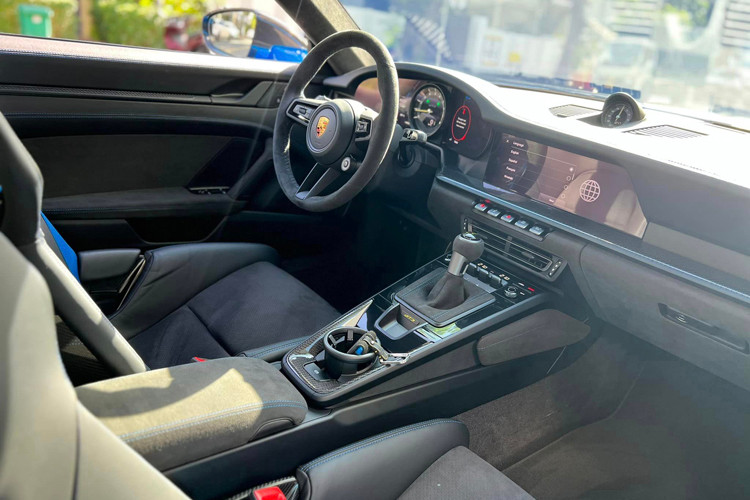 Các trang bị nổi bật trên xe gồm loa Bose, nâng/hạ gầm xe thông qua 1 nút bấm, gói thể thao Sport Chrono với núm chỉnh chế độ lái trên vô lăng và đồng hồ cơ tại bảng táp-lô, dây đai an toàn đồng màu ngoại thất,... 