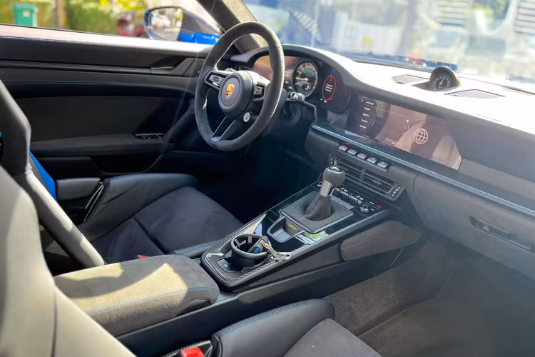 Các trang bị nổi bật trên xe gồm loa Bose, nâng/hạ gầm xe thông qua 1 nút bấm, gói thể thao Sport Chrono với núm chỉnh chế độ lái trên vô lăng và đồng hồ cơ tại bảng táp-lô, dây đai an toàn đồng màu ngoại thất,... 