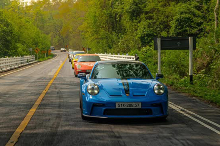Không hổ danh là tay chơi siêu xe thích trải nghiệm, Cường Đô la đã cho chiếc xe Porsche 911 GT3 này khám phá nhiều tỉnh thành trong nước, thậm chí còn mang xe đi qua các nước Lào, Campuchia và Thái Lan trong hành trình dài tới 3.000 km. 