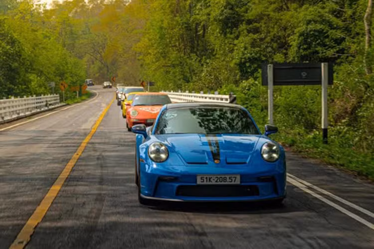 Không hổ danh là tay chơi siêu xe thích trải nghiệm, Cường Đô la đã cho chiếc xe Porsche 911 GT3 này khám phá nhiều tỉnh thành trong nước, thậm chí còn mang xe đi qua các nước Lào, Campuchia và Thái Lan trong hành trình dài tới 3.000 km. 
