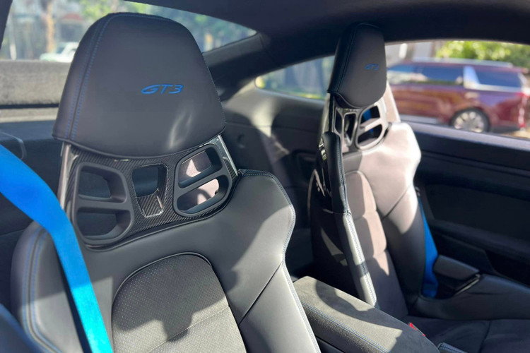 Porsche 911 GT3 2022 được ra đời với sự hỗ trợ của bộ phận xe đua nên xe được trang bị động cơ 6 xi-lanh hút khí tự nhiên, dung tích 4.0 lít, sản sinh công suất tối đa 503 mã lực tại vòng tua máy 8.400 vòng/phút và mô-men xoắn cực đại 470 Nm tại tua máy 6.100 vòng/phút.