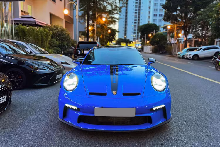 Lý do là vì Porsche 911 GT3 thuộc mẫu xe đua đường phố, nên phần ghế ngồi làm từ carbon, sẽ rất đau lưng nếu lái xe đường dài. Vì thế, việc thêm đệm vào ghế giúp chủ nhân thoải mái hơn trong các chuyến đi.