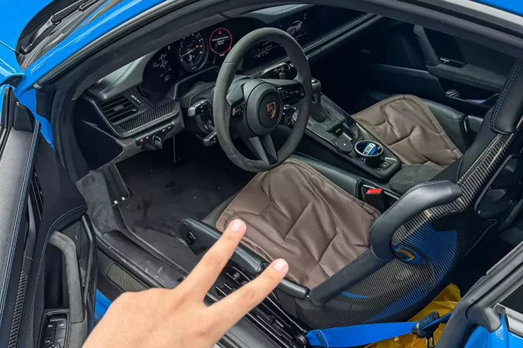 Theo quan sát, có thể thấy tình trạng nọi thất của chiếc xe Porsche 911 GT3 này vẫn ở mức khá tốt, chỉ có phần bên hông ghế lái có vết nhăn nhẹ do quá trình lên xuống xe tạo thành.