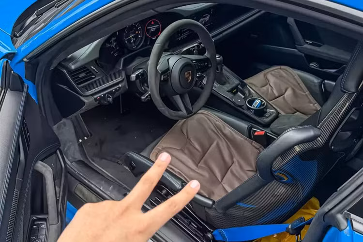 Theo quan sát, có thể thấy tình trạng nọi thất của chiếc xe Porsche 911 GT3 này vẫn ở mức khá tốt, chỉ có phần bên hông ghế lái có vết nhăn nhẹ do quá trình lên xuống xe tạo thành.