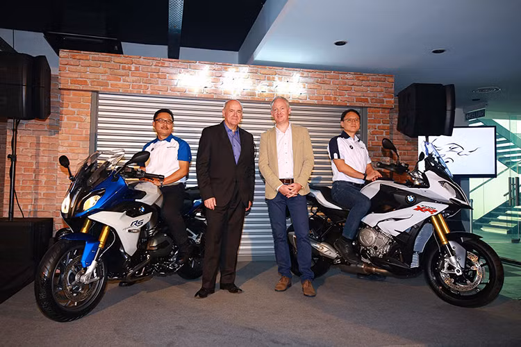 Ra mắt lần đầu tại triển lãm EICMA 2014, BMW S1000XR là dòng xe đường trường (adventure) mới của chi nhánh BMW Motorrad, cung cấp cho khách hàng thêm một sự lựa chọn mới bên cạnh dòng R1200GS truyền thống. Mới đây, mẫu xe môtô BMW S1000XR phiên bản 2017 đã chính thức ra mắt tại Malaysia.