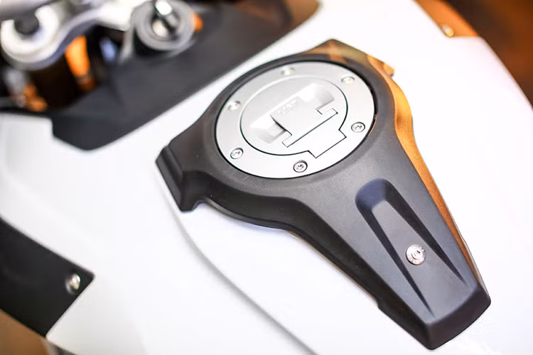 Với bình xăng có kích thước lên tới 20 lít và bình phụ 4 lít, chiếc xe thể thao đường trường này có thể tự tin chinh phục những hành trình dài. Theo BMW, mức tiêu thụ trung bình của xe là 5,8l/100 km ở tốc độ lên tới 120 km/h. Tuy nhiên chiếc xe chỉ hoạt động tốt nhất với xăng A95 trở lên.