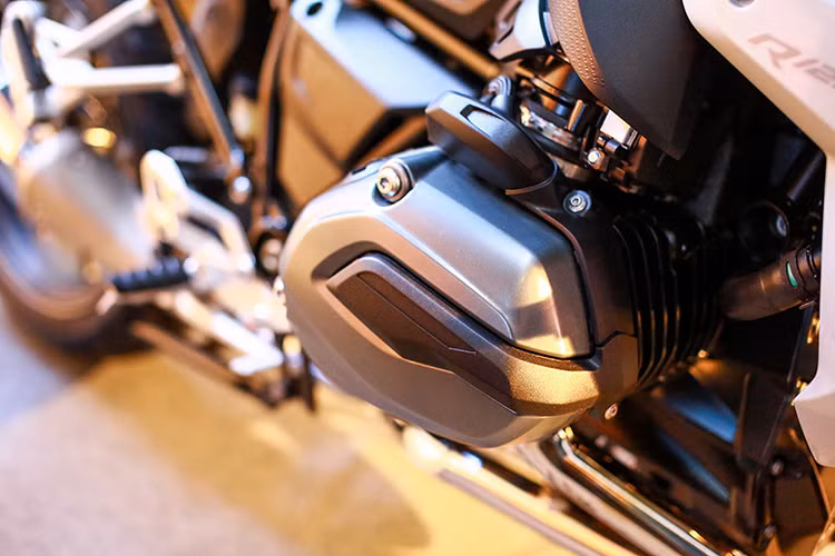 Nằm giữa khung xe của S1000XR là khối động cơ 999 cc DOHC 4 xi-lanh thẳng hàng, đi kèm với hộp số 6 cấp. Đây cũng là khối động cơ được BMW trang bị cho S1000RR và chiếc naked bike S1000R. Tuy nhiên so với S1000RR, động cơ này đã được BMW sửa lại, giảm công suất xuống còn 158 mã lực và mô-men xoắn giữ nguyên 112 Nm. 