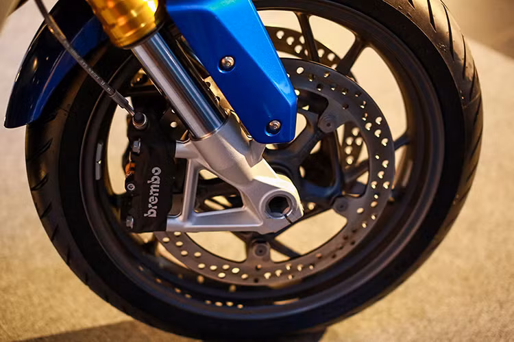 Hệ thống treo không có sự thay đổi với phuộc trước USD đường kính 46 mm, cho phép tùy chỉnh độ cứng và khả năng phản hồi, trong khi đó phuộc sau monoshock chỉ cho phép chỉnh độ phản hồi. BMW S 1000 XR được trang bị hệ thống phanh ABS BMW Motorrad Race với phanh trước đĩa kép, đường kính 320 mm và cùm phanh 4 piston.