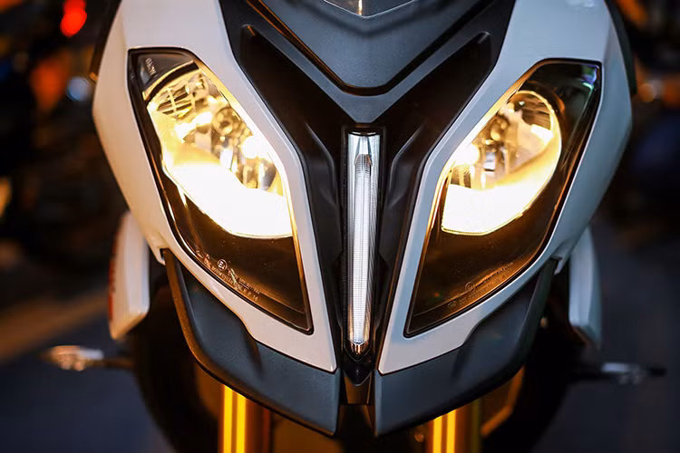 Ở phần đầu của xe - S1000XR có phong cách tương tự S1000RR nhưng ít "cực đoan" hơn. Điều này được thể hiện rõ ở đèn pha kép đối xứng, thay vì bất đối xứng như mẫu superbike kia. Nằm giữa 2 đèn pha chính của xe còn có thêm một đèn LED định vị nữa để tăng độ an toàn khi đi đêm.