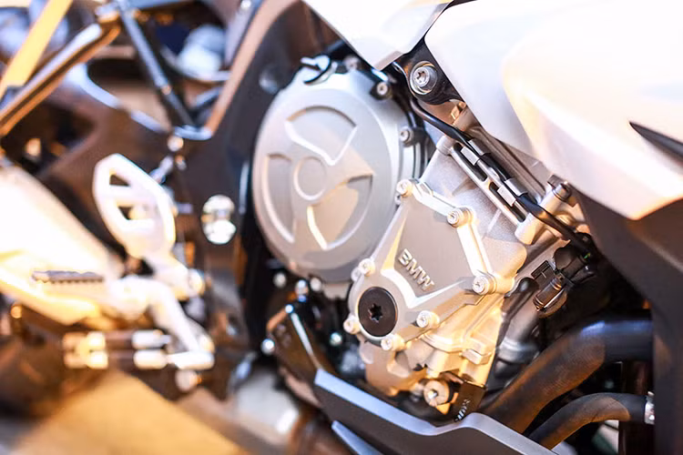 Mẫu xe môtô mới này cũng sở hữu bướm ga điện tử, hỗ trợ nhiều chế độ lái khác nhau như Rain hay Road, kết hợp với hệ thống kiểm soát độ ổn định thân xe ASC, giúp mang lại trải nghiệm lái tốt hơn. Ngoài ra, BMW còn có gói hỗ trợ tùy chọn mang tên Dynamic bao gồm các chế độ Dynamic, Dynamic Pro, ABS Pro, kiểm soát độ bám DTC...