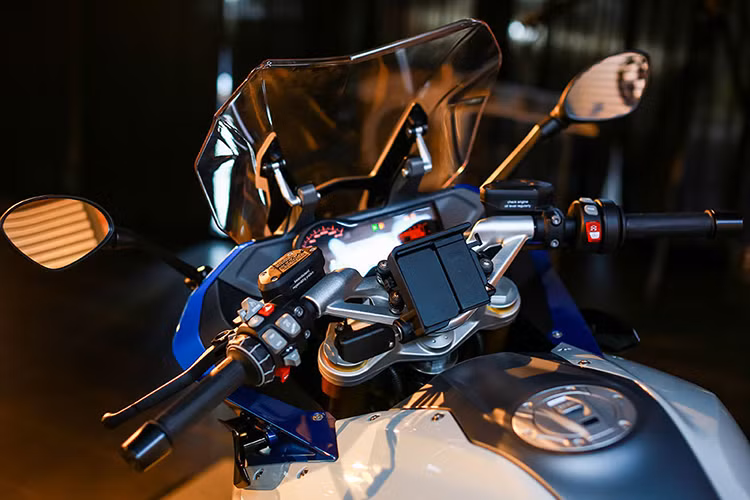 Thậm chí trên bảng đồng hồ của mẫu xe S1000XR cũng giống như "người anh em" S1000RR, chỉ khác mặt số ở báo tua. Phía trước của chiếc xe có kính chắn gió lớn để cản gió và bụi trên đường trường. Trên bảng đồng hồ có sẵn giá để gắn hệ thống dẫn đường tùy chọn của Garmin.