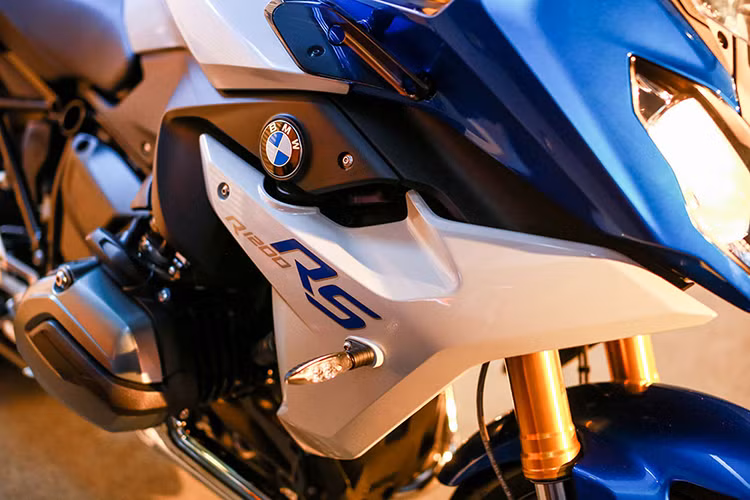 Phanh sau đĩa đơn, đường kính 265 mm, cùm phanh piston đơn. Cùng với đó là cặp mâm cỡ 17 inch, đi kèm lốp kích cỡ 120/70R17 phía trước và 190/55R17 phía sau. Cả 2 bên tay ga và phanh đều có vòng bảo vệ, trong khi 2 cùm công tắc đều được tích hợp các nút điều khiển những hệ thống điện tử của xe như treo điện tử ESA, ổn định tự động ASC,...