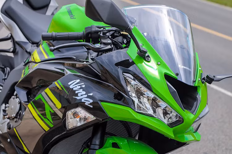 Về thiết kế, có thể thấy Kawasaki ZX-6R 2019 mang rất nhiều âm hưởng đến từ các đàn anh và không thua kém cạnh gì so với Kawasaki ZX-10R, một mẫu xe Sportbike 1000cc cũng rất hiếm người chơi tại Việt Nam. 