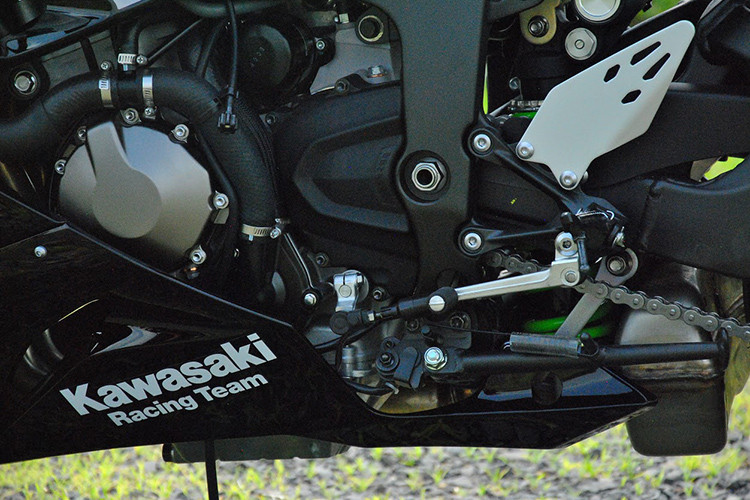 ZX-6R 2019 sẽ vẫn sử dụng cỗ máy 4 xy lanh 636 phân khối được ưa thích của Kawasaki, công suất tối đa 136PS, mô-men xoắn 70,8Nm và đạt tiêu chuẩn khí thải Euro 4. Ngoài ra, xe cũng sẽ được tich hợp bộ sang số nhanh Quick-Shifter, Slipper Clutch và bình điện 12V cỡ lớn cho khả năng lắp đặt thêm các thiết bị điện hỗ trợ khác. 