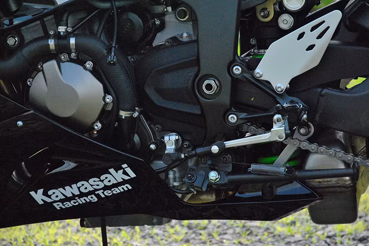 ZX-6R 2019 sẽ vẫn sử dụng cỗ máy 4 xy lanh 636 phân khối được ưa thích của Kawasaki, công suất tối đa 136PS, mô-men xoắn 70,8Nm và đạt tiêu chuẩn khí thải Euro 4. Ngoài ra, xe cũng sẽ được tich hợp bộ sang số nhanh Quick-Shifter, Slipper Clutch và bình điện 12V cỡ lớn cho khả năng lắp đặt thêm các thiết bị điện hỗ trợ khác. 