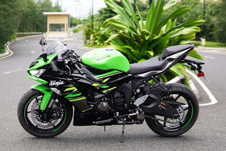 Kawasaki ZX-6R 2019 mới đây đã được công ty Motorrock phân phối chính thức tại Việt Nam với phiên bản mới nhất. Xe được nhập trực tiếp từ châu Âu cùng với 2 màu sơn là Metalic Black và KRT (Kawasaki Racing Team) là màu sơn đặc trưng của đội đua nhà Kawasaki.