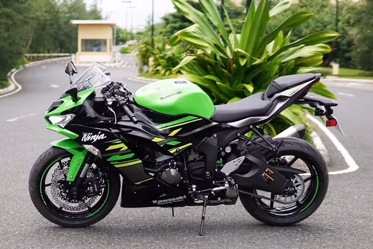 Kawasaki ZX-6R 2019 mới đây đã được công ty Motorrock phân phối chính thức tại Việt Nam với phiên bản mới nhất. Xe được nhập trực tiếp từ châu Âu cùng với 2 màu sơn là Metalic Black và KRT (Kawasaki Racing Team) là màu sơn đặc trưng của đội đua nhà Kawasaki.