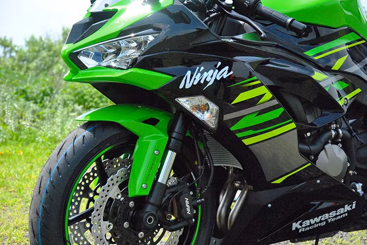 Mang DNA của những "người anh em" Ninja, xe sở hữu các đèn chiếu sáng và tín hiệu với thiết kế tương tự. Tuy nhiên trên Ninja ZX-6R mới này, đèn pha trước đã được Kawasaki nâng cấp lên công nghệ LED, trong khi quây gió 2 bên nhiều khe hơn và bình xăng 17 lít lớn, góc cạnh hơn.