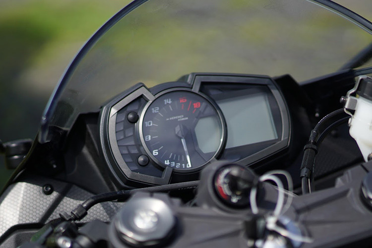 Ngay cả bảng đồng hồ của xe cũng được thiết kế gần như y hệt "đàn em" Ninja 400, chỉ khác màu giao diện và có thêm khu vực hiển thị chế độ lái. ZX-6R 2019 có trọng lượng ướt 196kg và sở hữu chiều cao yên 830mm.