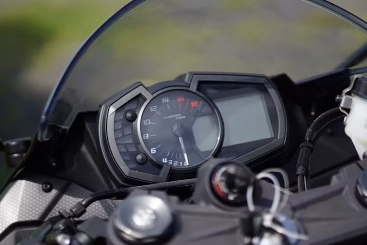 Ngay cả bảng đồng hồ của xe cũng được thiết kế gần như y hệt "đàn em" Ninja 400, chỉ khác màu giao diện và có thêm khu vực hiển thị chế độ lái. ZX-6R 2019 có trọng lượng ướt 196kg và sở hữu chiều cao yên 830mm.