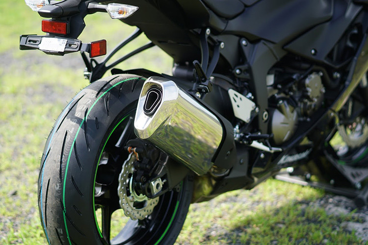 Hệ thống phanh của xe không có sự cải tiến rõ rệt khi vẫn sử dụng cặp heo trước Nissin 4 piston đối xứng, kẹp các đĩa đường kính 310mm đi kèm chống bó cứng bộ ABS thông minh KIBS với các chế độ sức mạnh khác nhau. Phía dưới là bộ ống xả của xe cũng đã được làm mới.