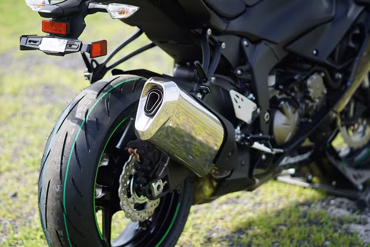 Hệ thống phanh của xe không có sự cải tiến rõ rệt khi vẫn sử dụng cặp heo trước Nissin 4 piston đối xứng, kẹp các đĩa đường kính 310mm đi kèm chống bó cứng bộ ABS thông minh KIBS với các chế độ sức mạnh khác nhau. Phía dưới là bộ ống xả của xe cũng đã được làm mới.