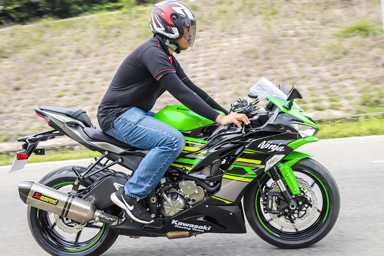 Kawasaki ZX-6R 2019 cũng được bổ sung khá nhiều so với trước. Đầu tiên, hỗ trợ kiểm soát động cơ nay có thêm hệ thống điều khiển lực kéo KTRC với 3 chế độ lái khác nhau và bộ ly hợp chống khóa bánh khi dồn số gấp (slipper clutch). Tay côn xe cũng nhẹ hơn do có trợ lực, trong khi hộp số 6 cấp có tỷ số truyền được sắp xếp lại để tạo cảm giác "bốc" hơn ở các số thấp và bổ sung hệ thống sang số nhanh chiều lên.