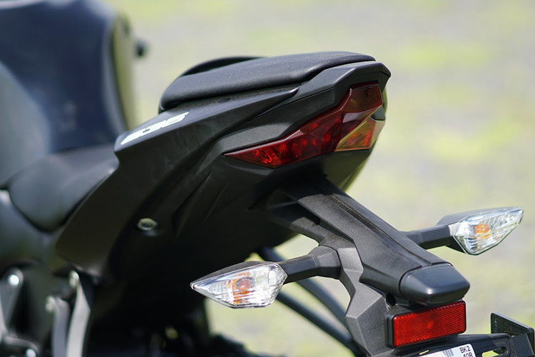 Yên sau của xe được bố trí tinh gọn đồng thời phần đuôi xe cũng được vuốt cao lên tạo dáng ngồi thể thao nhất có thể y như style của những siêu môtô đua GP. Cụm đèn hậu thiết kế tách rời với xi nhan được hạ thấp.